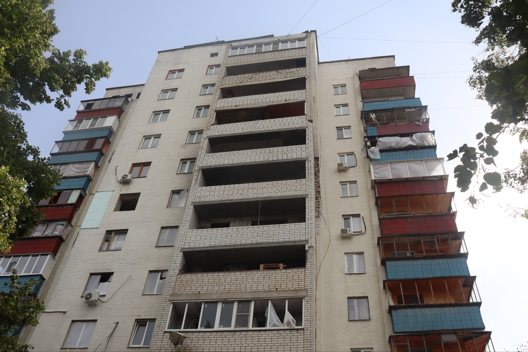 В Курске продолжаются работы по восстановлению многоквартирного дома
