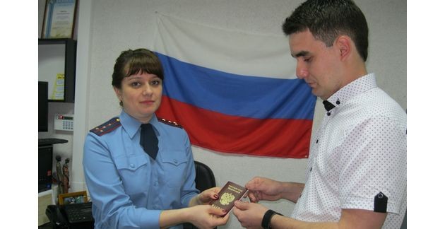 Первые паспорта крымчанам