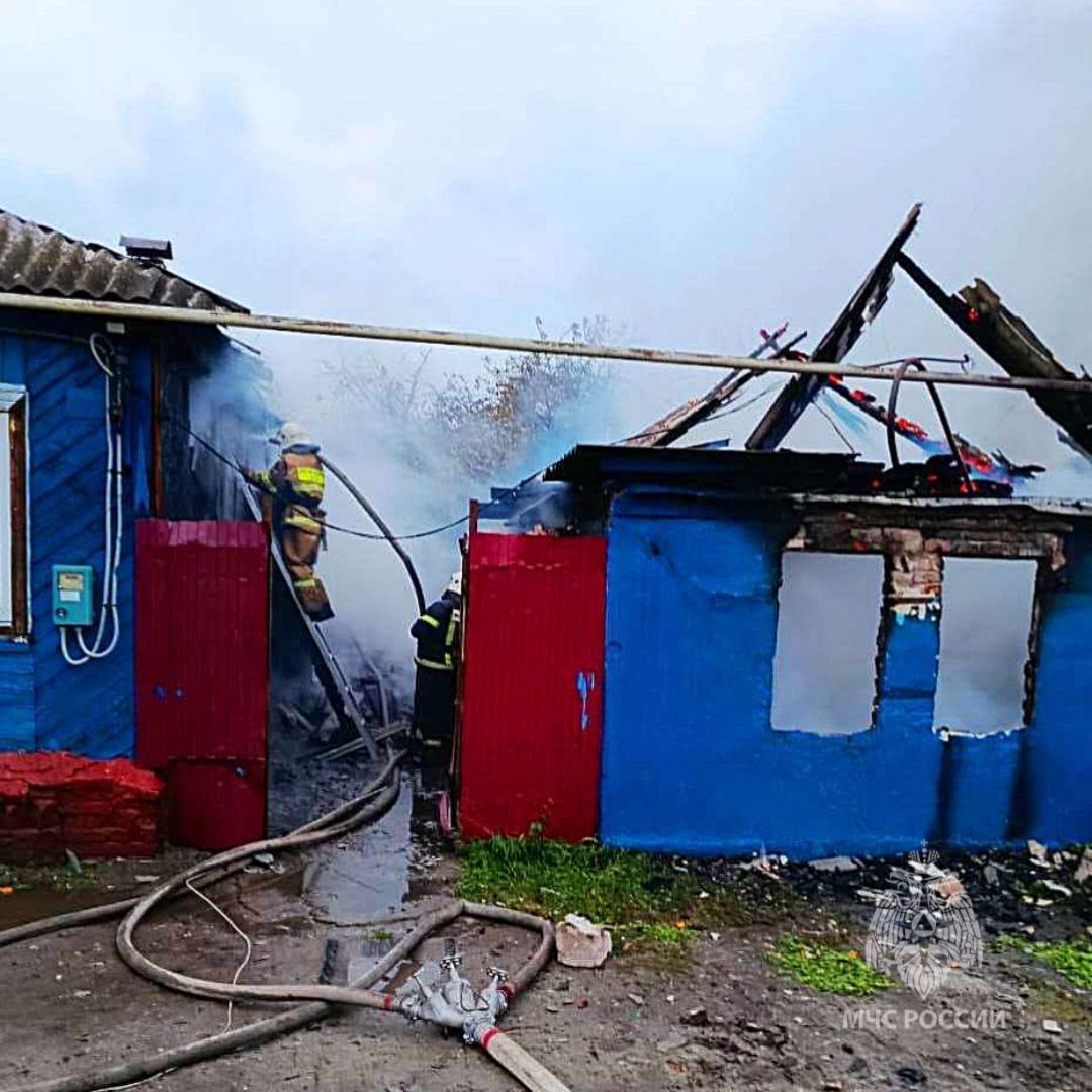 В Курской области при пожаре пострадал дом многодетной семьи