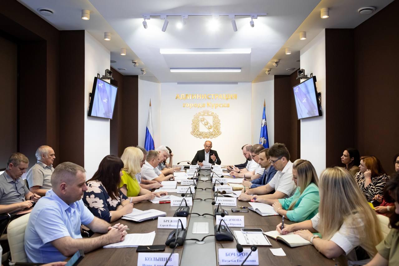 В сквере «Спутник» в центре Курска приступают к укладке плитки
