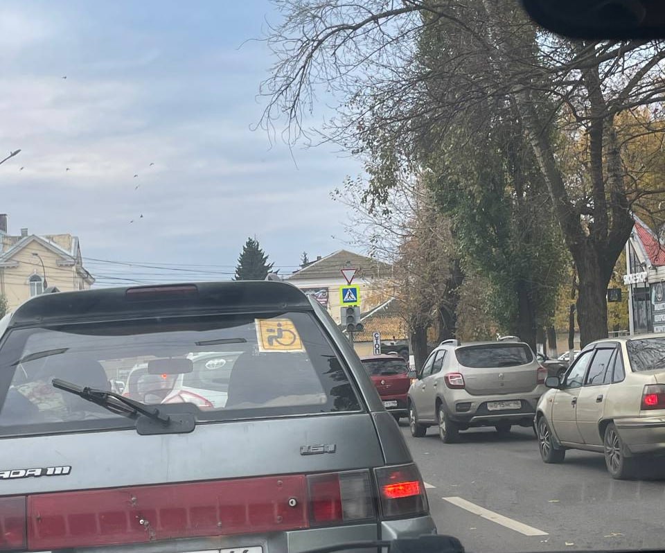 На перекрёстке улиц 50 лет Октября и Дзержинского в Курске не работает светофор