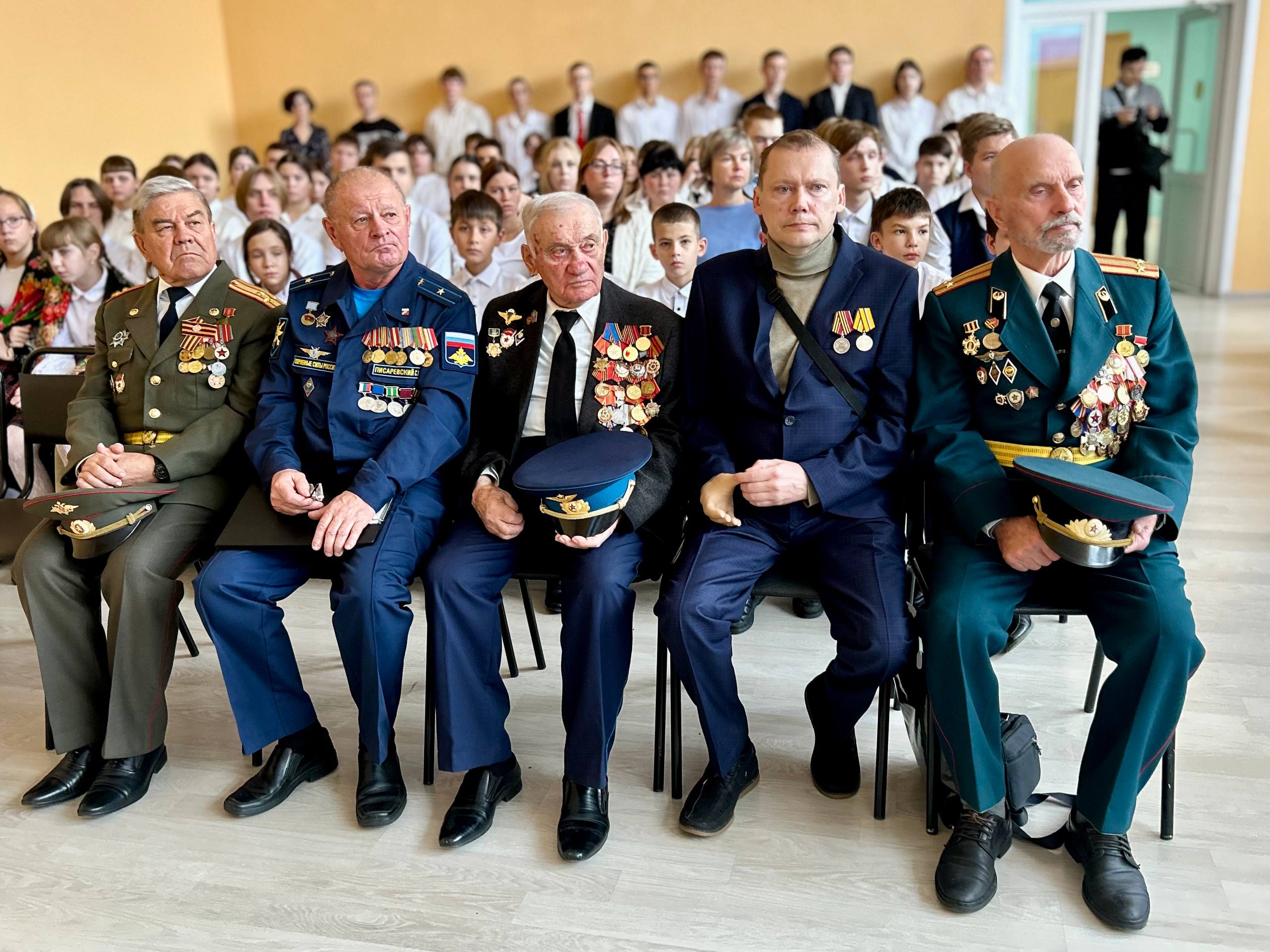 В школе №3 Курска провели патриотическую акцию «Десант славы»