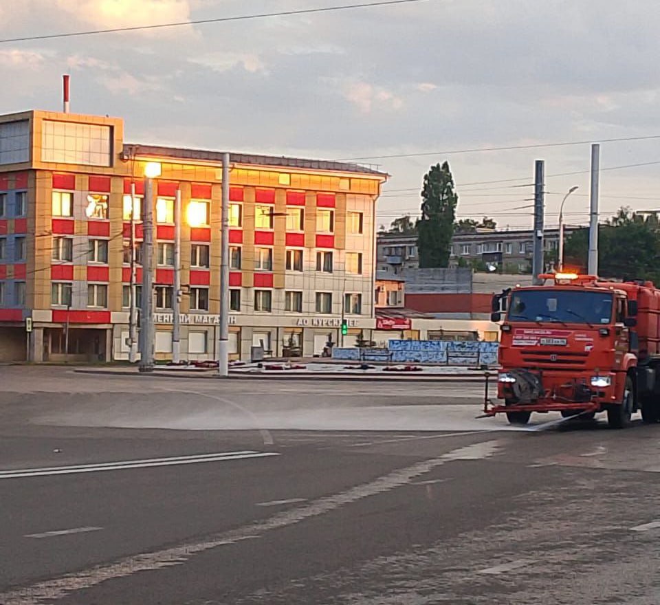Очищают Курск от мусора и грязи 109 человек