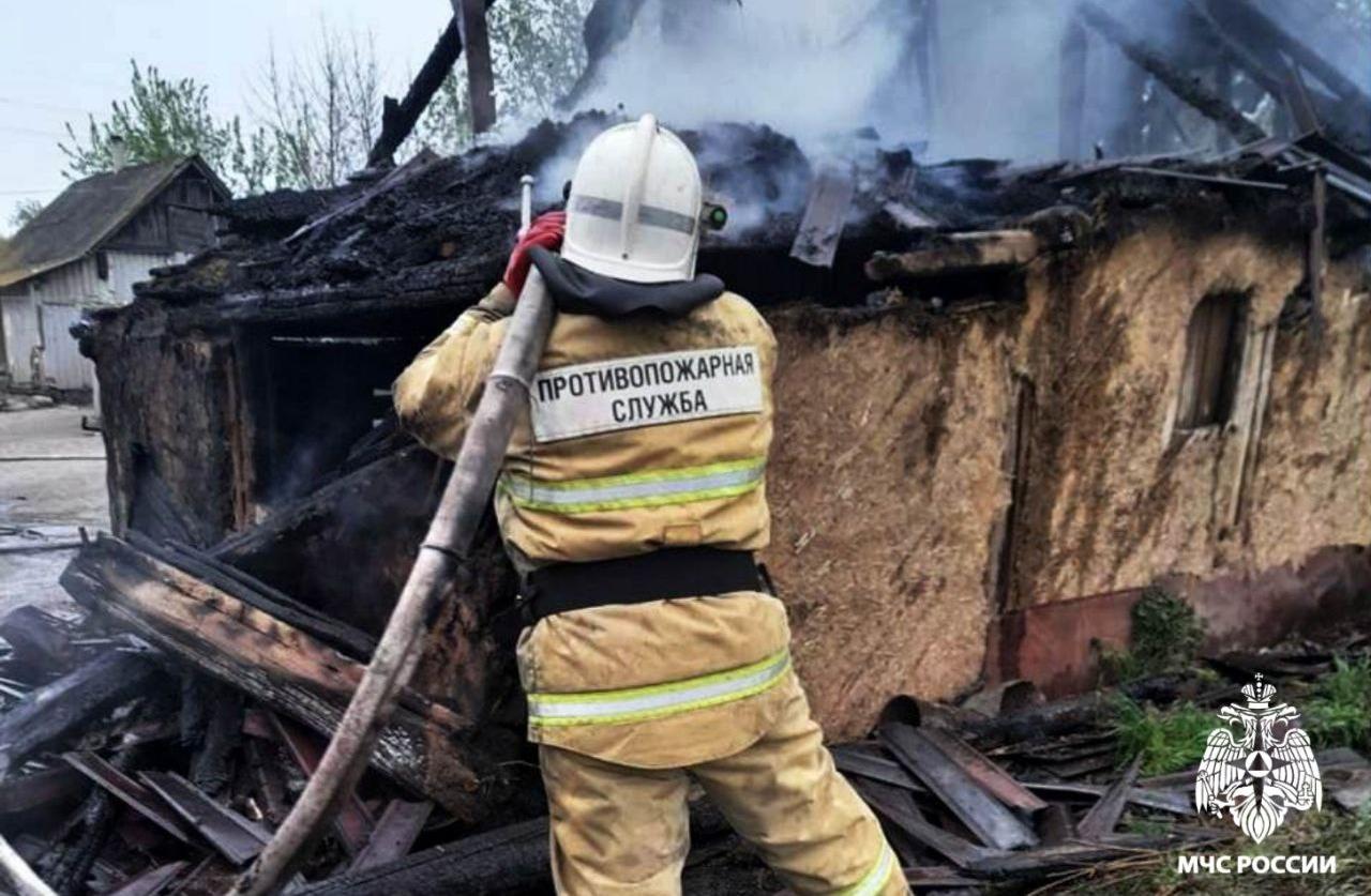 Курские огнеборцы за сутки устранили девять пожаров