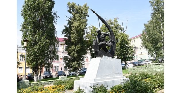 Курянам дорог памятник «Космос»