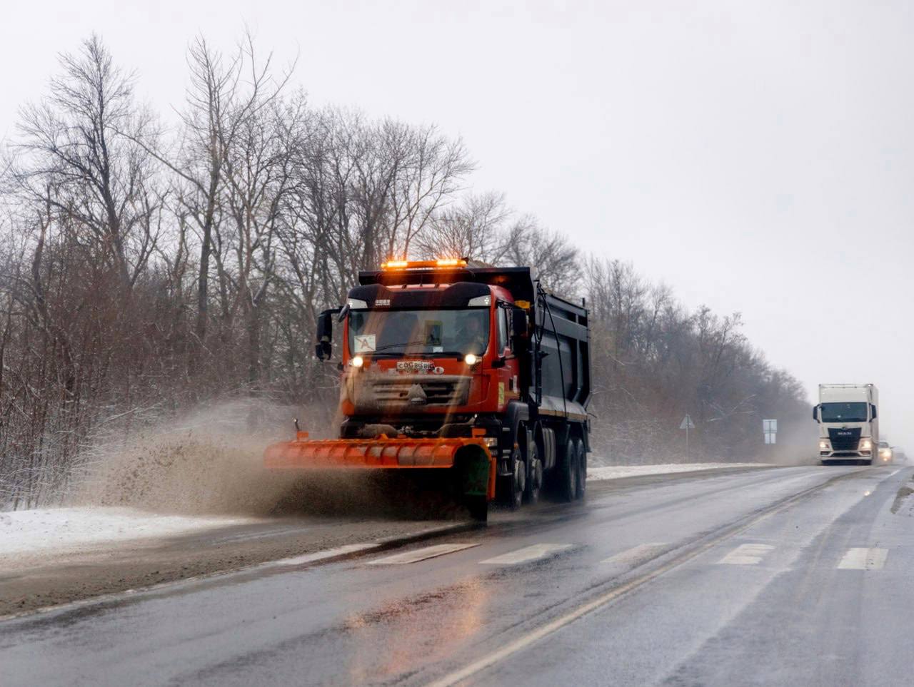 Спецтехника очистила от снега 4 тысячи километров курских дорог