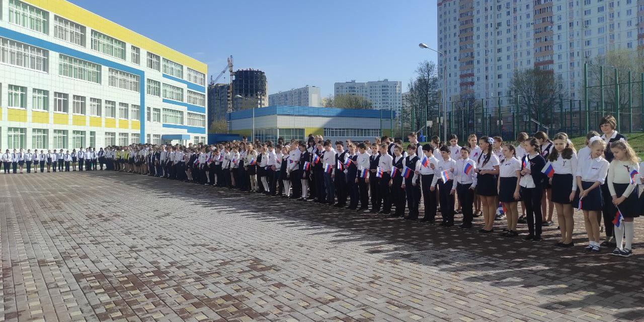 В курских школах впервые состоялось торжественное поднятие флага РФ