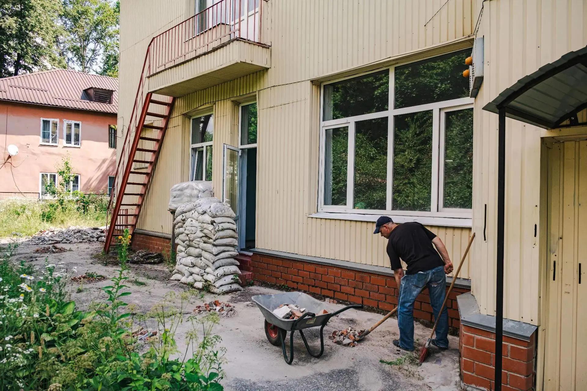 В трех детсадах Курска выполняется предусмотренный капремонтом демонтаж