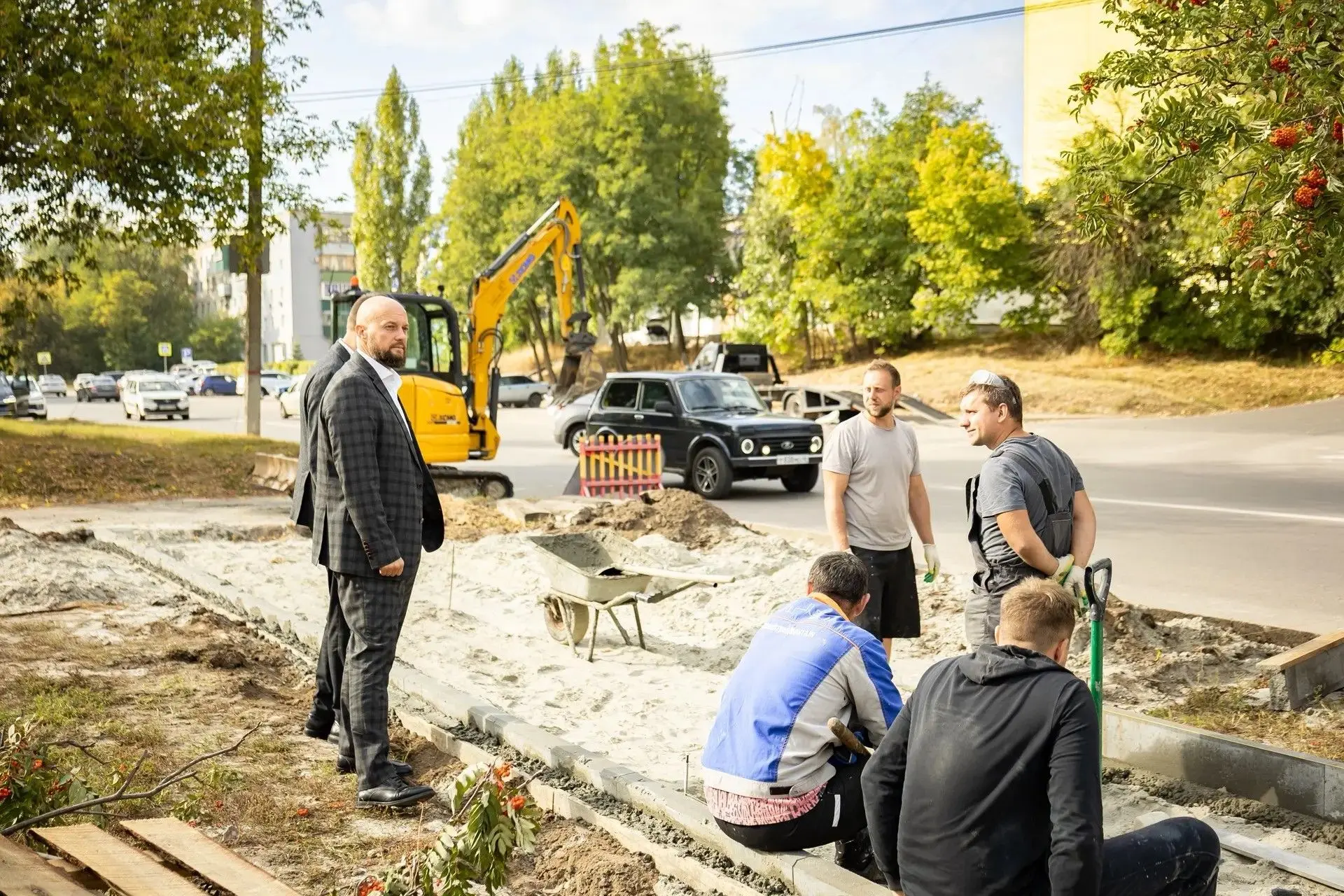 Евгений Маслов проинспектировал благоустройство остановок в Курске