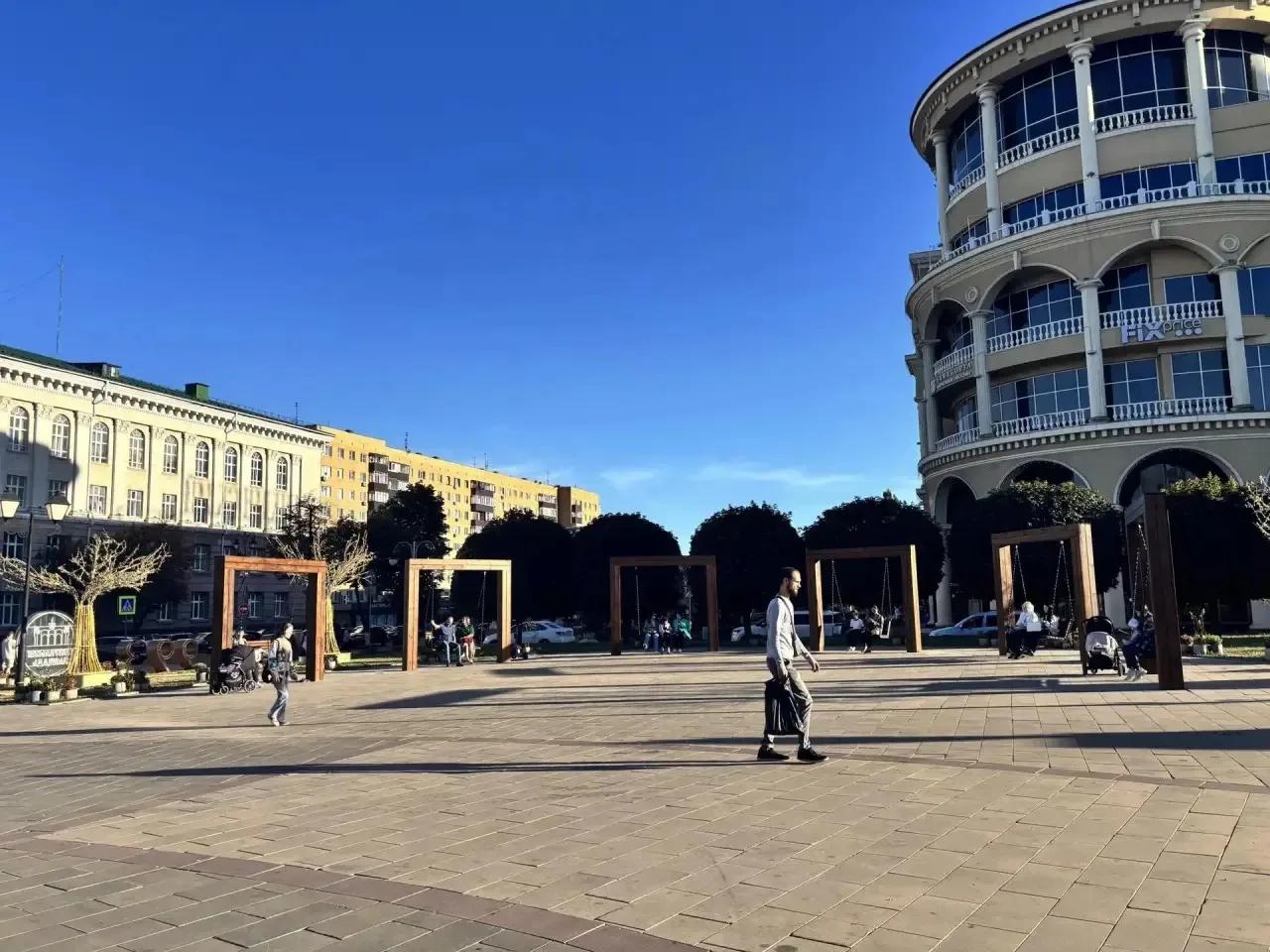 На Театральной площади Курска установили шесть новых качель