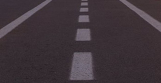 Дорога обещает быть. Дорога в тумане. Ровная грунтовая дорога. Дорогой обещай что не будешь ругаться. Человек в тумане на дороге.