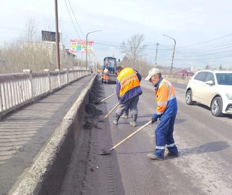 В Курске уборку улиц проводят 78 человек и 60 машин