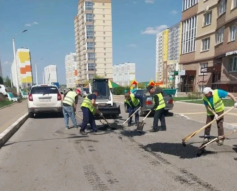 Управляющая компания проводит ямочный ремонт дороги на Дериглазова в Курске