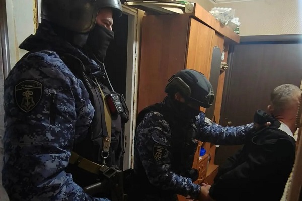 Курские росгвардейцы задержали мужчину за нападение на сестру с ножом
