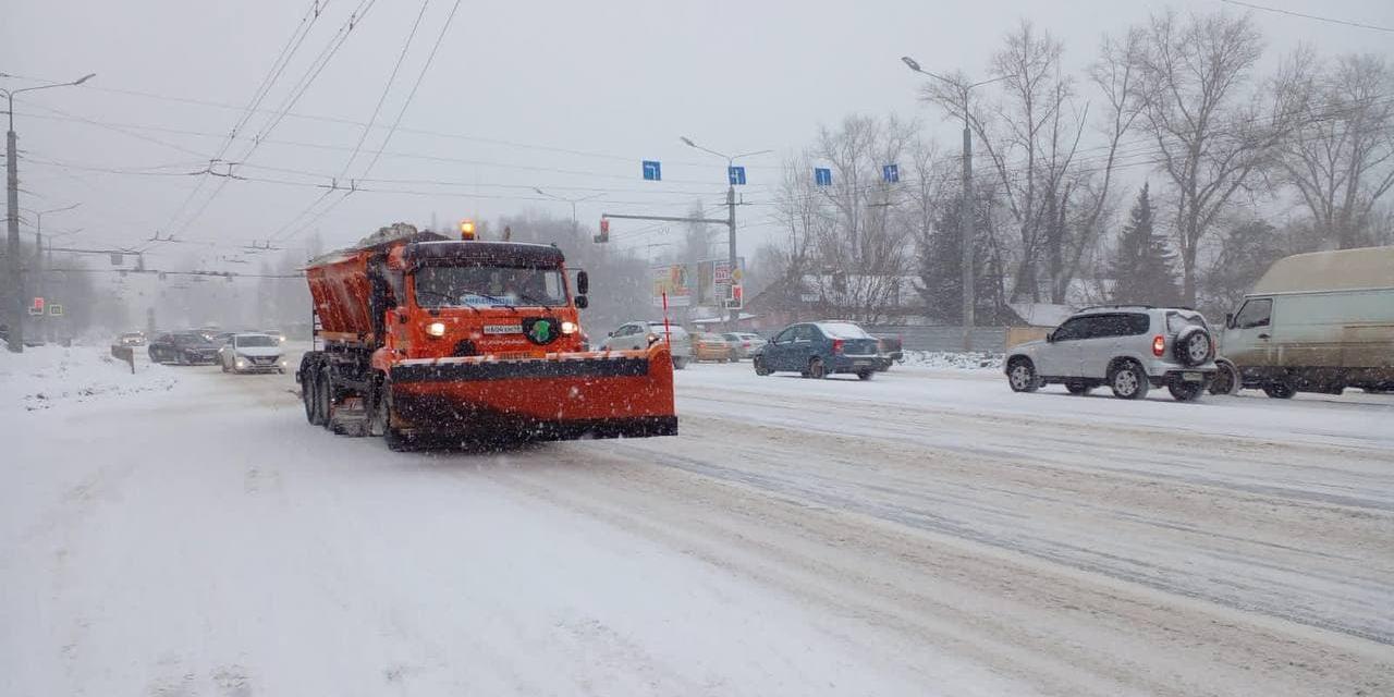 Улицы Курска от снега расчищают 22 единицы техники