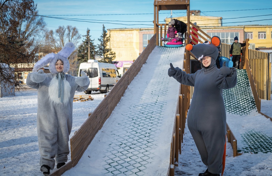 В Курске завершили праздничные дни игровой программой и катанием на тюбинговой горке