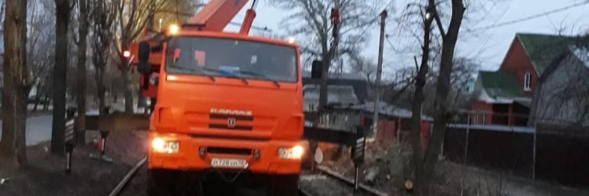 В Курске на улице Октябрьской восстанавливают контактную сеть