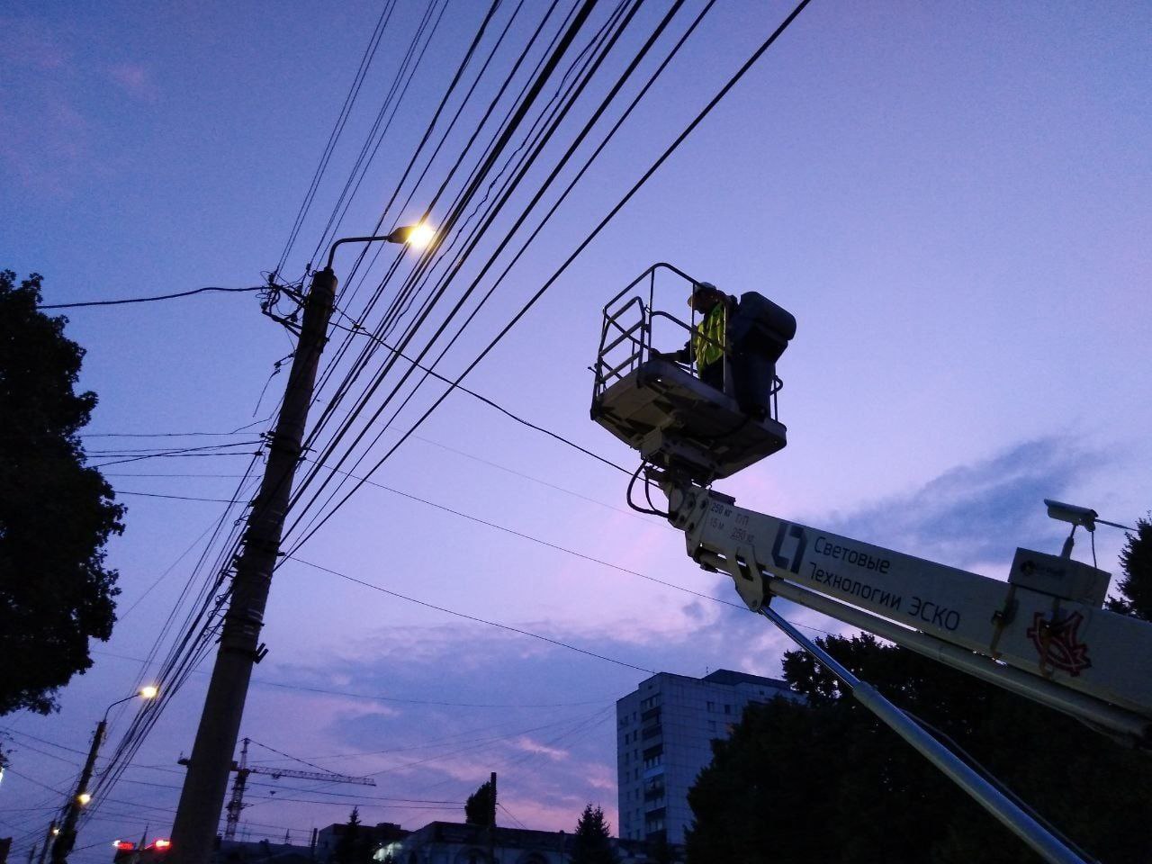 В Курске на прошлой неделе электрики подвесили 125 метров проводов