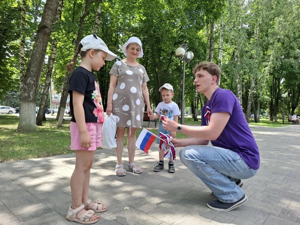 Курянам в парке имени Рокоссовского раздают ленточки в цветах российского флага