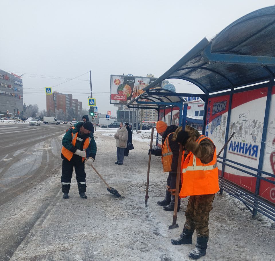 В Курске расчищают снег 70 человек и 61 машина