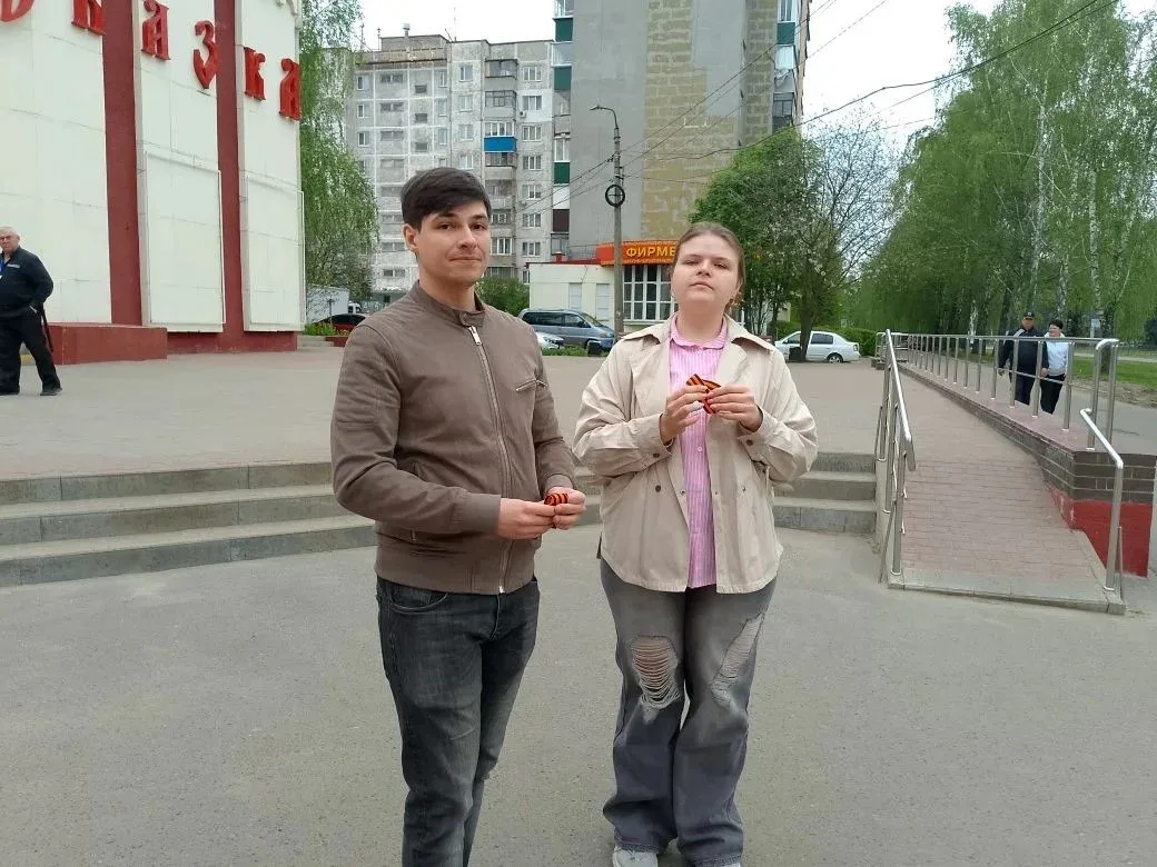 В День Победы около «Сказки» курянам раздавали георгиевские ленты