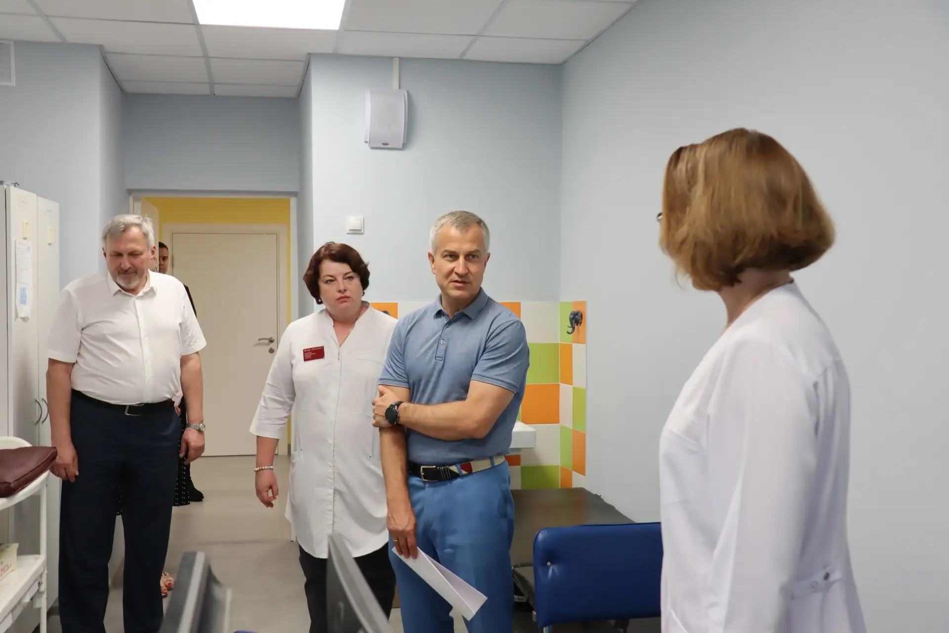 На проспекте Энтузиастов завершают капремонт Курской детской поликлиники