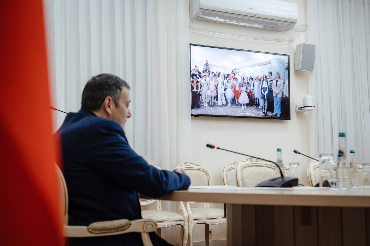 Губернатор Курской области провёл новогодний телемост с  детьми в Туле