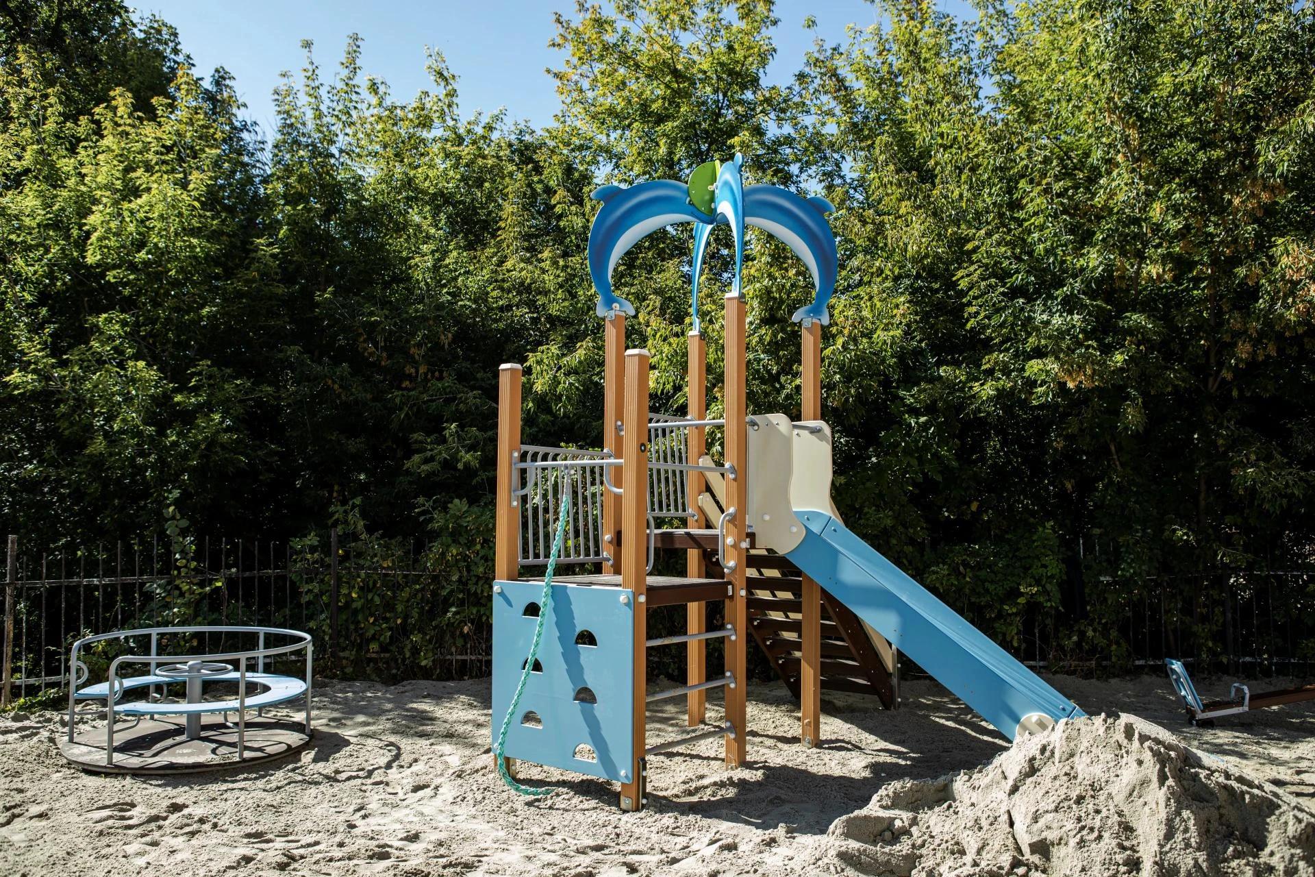 В Курске устанавливают новые детские площадки