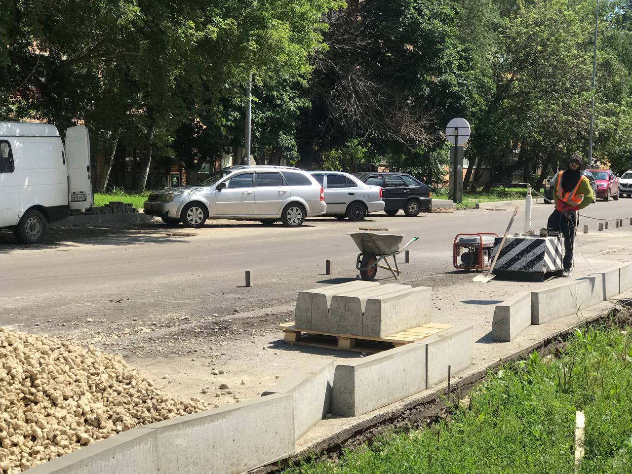 На нескольких улицах Курска ремонтируют тротуары