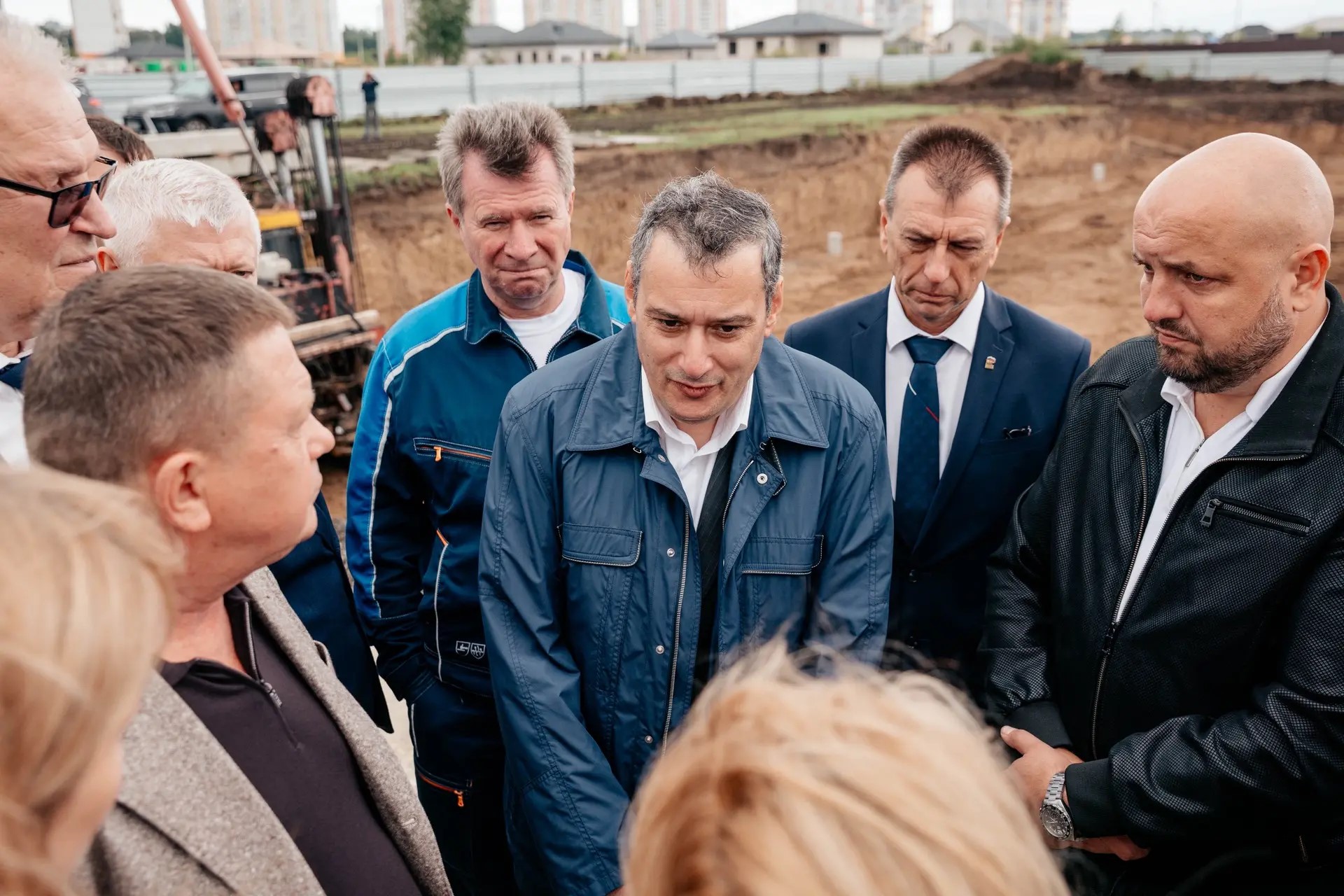 Александр Хинштейн проверил ход строительства нового ЖК в Курской области