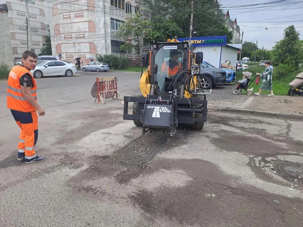 В Курске продолжается ямочный ремонт и уборка дорог
