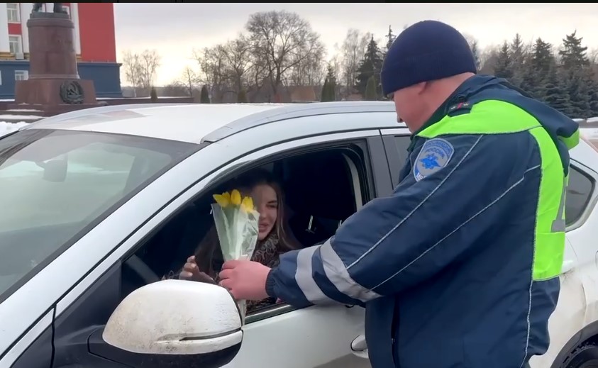 Курские автоинспекторы поздравили автоледи с 8 Марта цветами