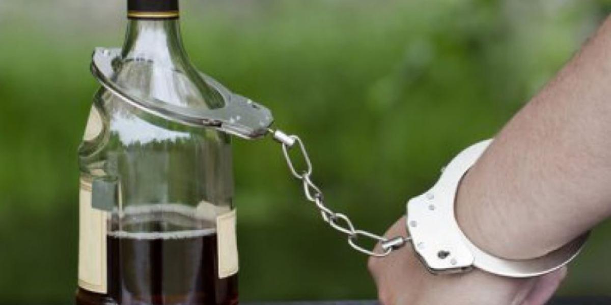 В Курске мужчина украл со склада 40 банок пива и 42 бутылки крепкого алкоголя