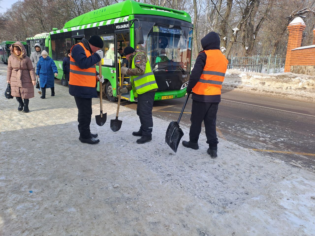 66 единиц техники и 75 рабочих активно расчищают снег на улицах Курска