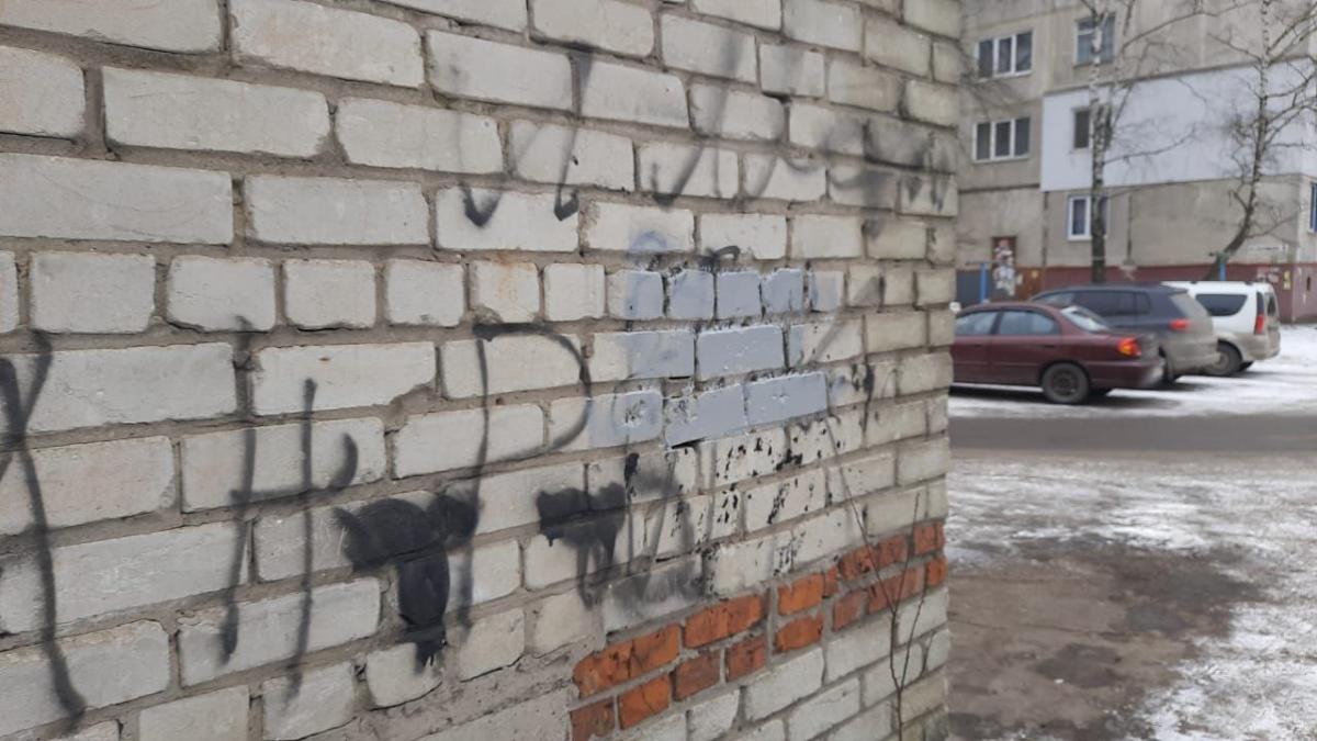 В Сеймском округе Курска за день закрасили 13 надписей с незаконной рекламой