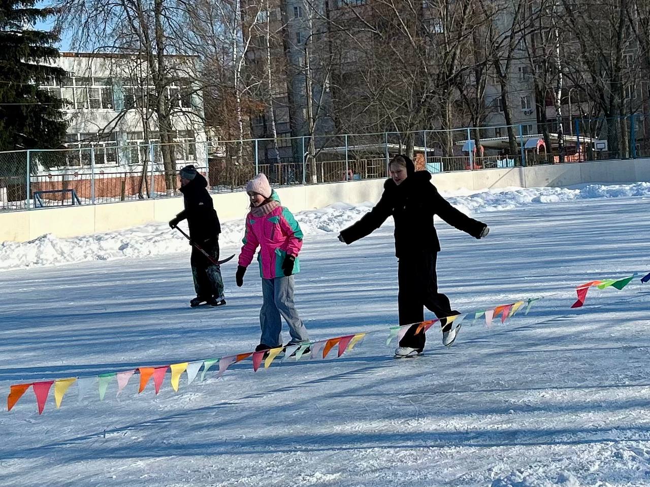Юные куряне вышли на лёд в спортивной эстафете «Зимние забавы»
