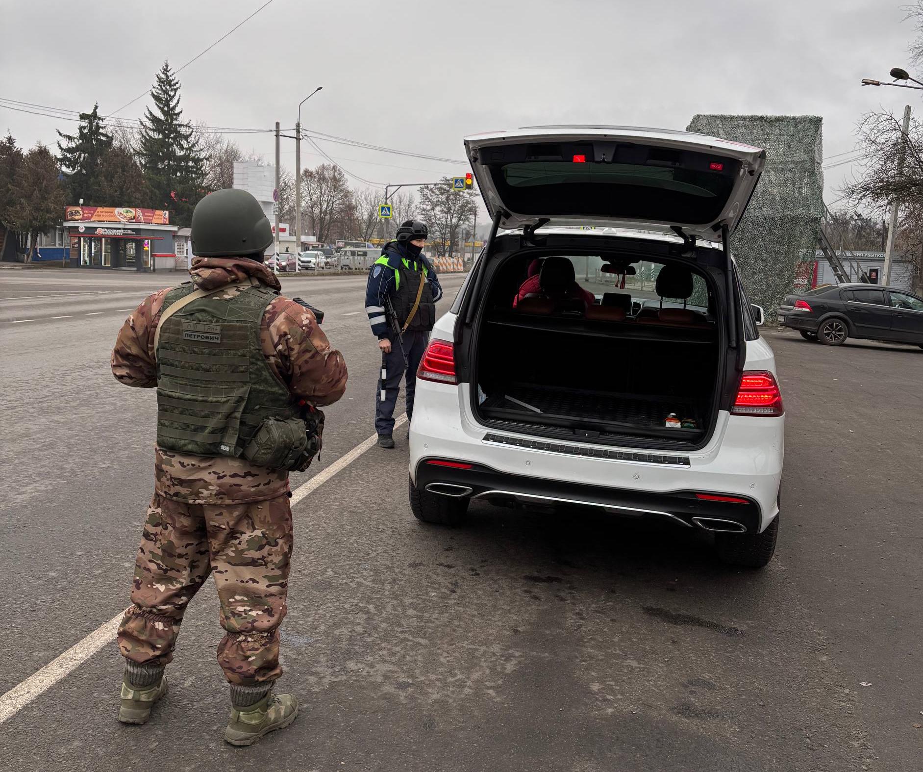 В Курской области на стационарном посту задержали подозреваемых в хранении наркотиков