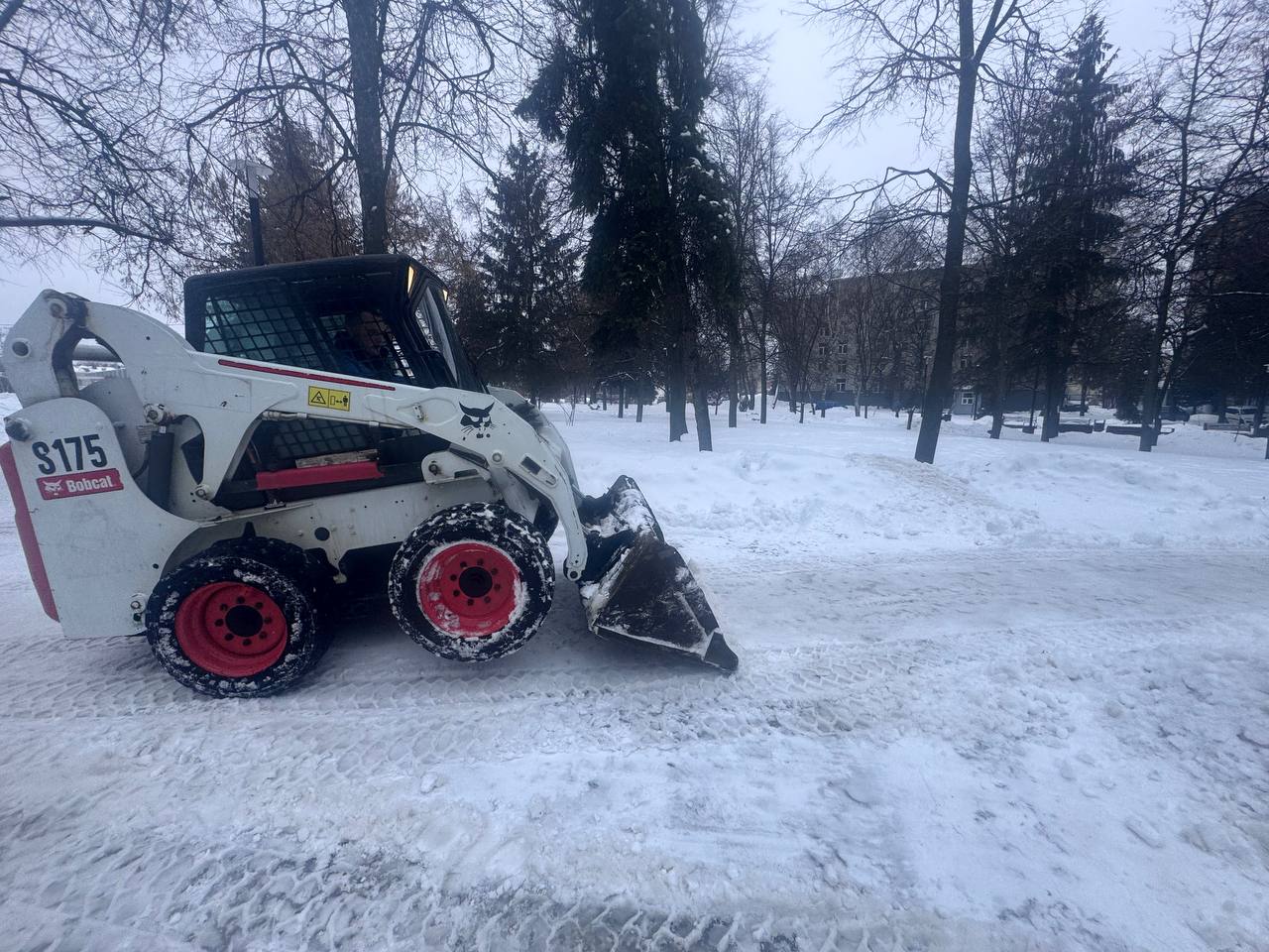 22 человека и четыре машины убирают общественные пространства Курска