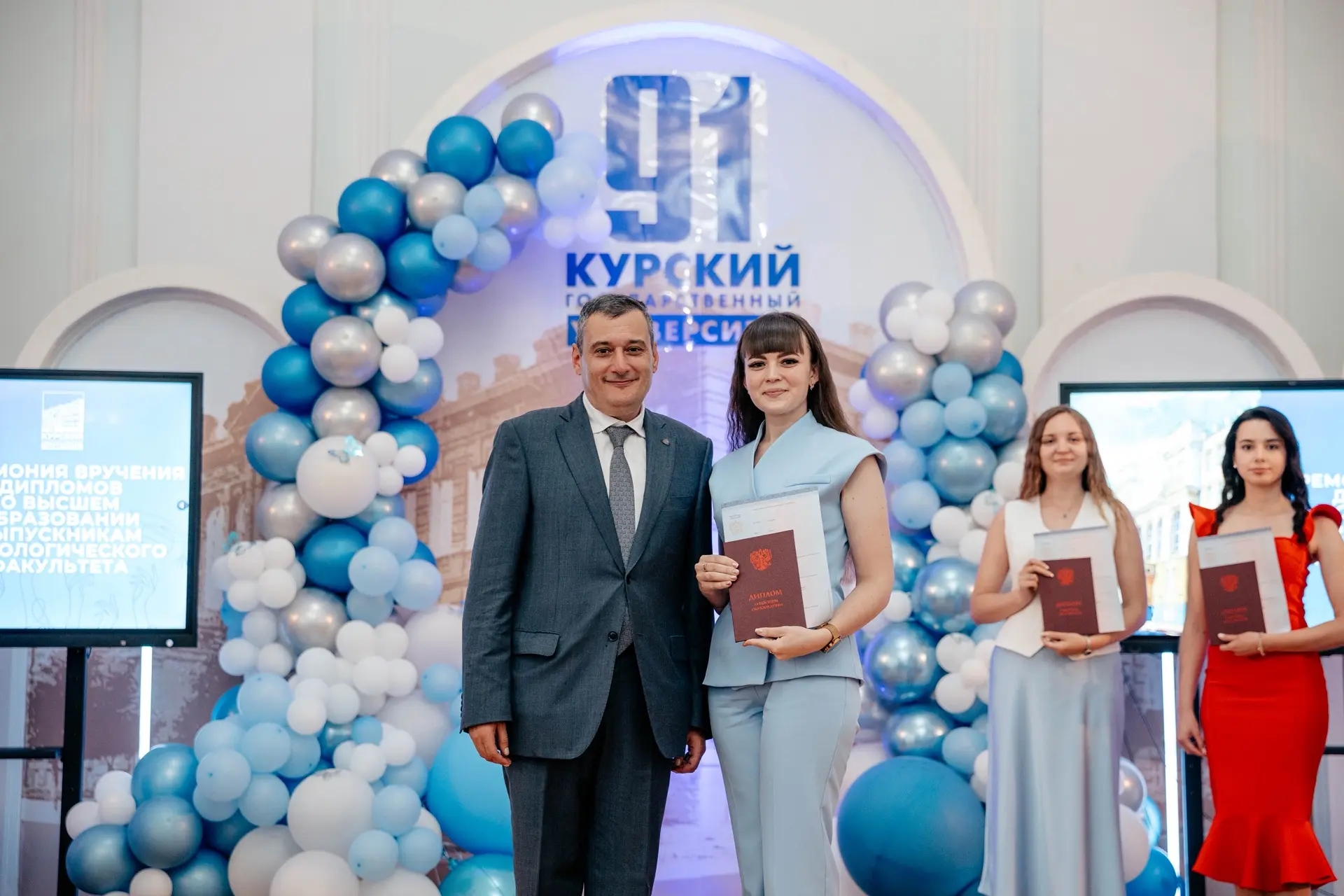 Александр Хинштейн вручил дипломы магистрам курского филфака