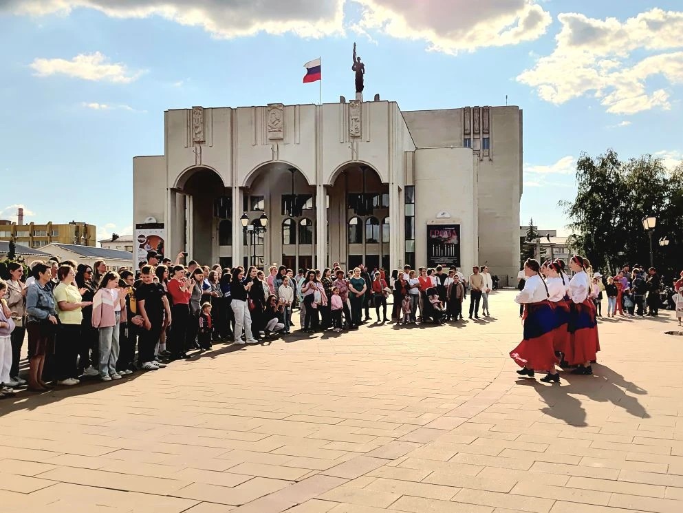 В Курске на Театральной площади устроили танцевальный флешмоб