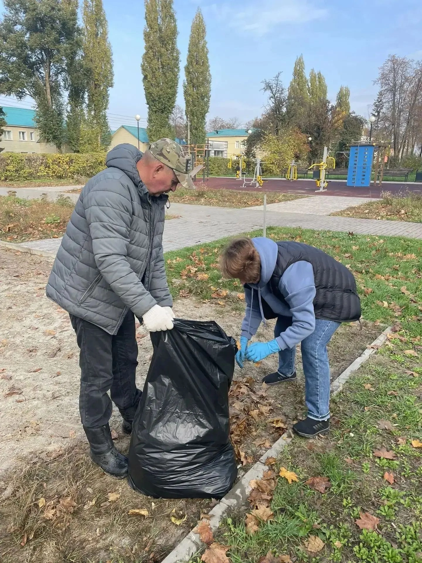 В Курске на общегородском субботнике убирают скверы Железнодорожного округа