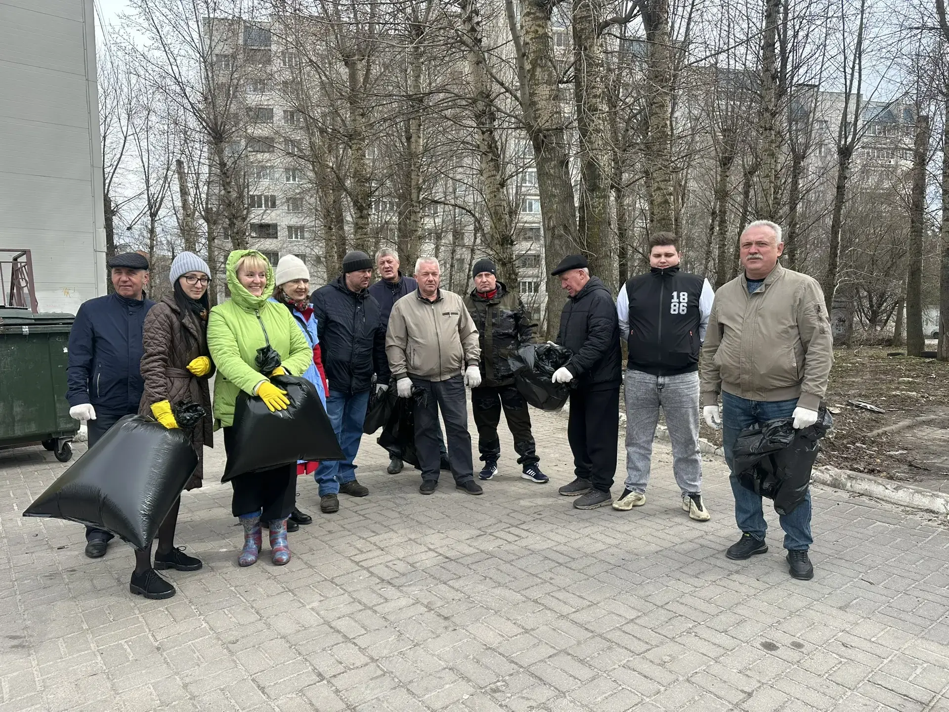 В Курске у «Дома мебели» на Хрущева навели санитарный порядок