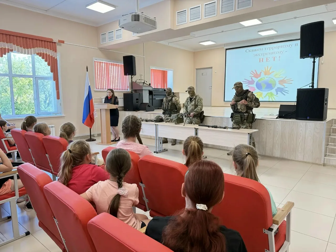 Офицеры Росгвардии и сотрудники полиции встретились с курскими школьникам