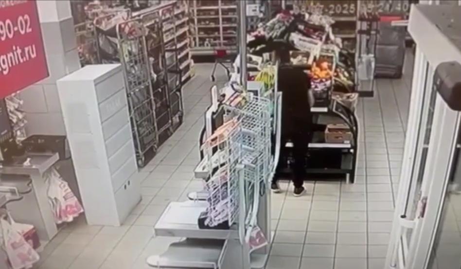 Житель Курской области тайком вынес из магазина сигареты, водку и яблоки