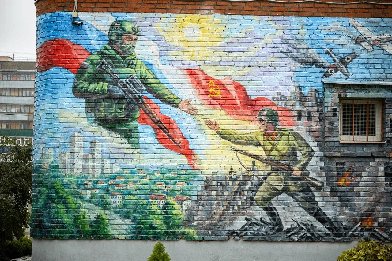 В школе №54 обновили мурал в честь событий на Курской дуге