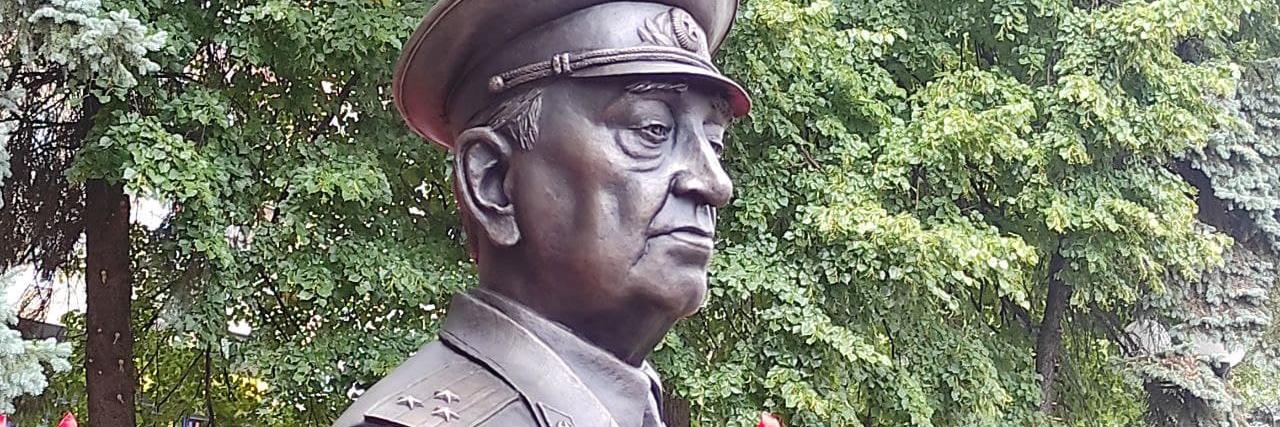 В Курске торжественно открыли памятник Михаилу Булатову