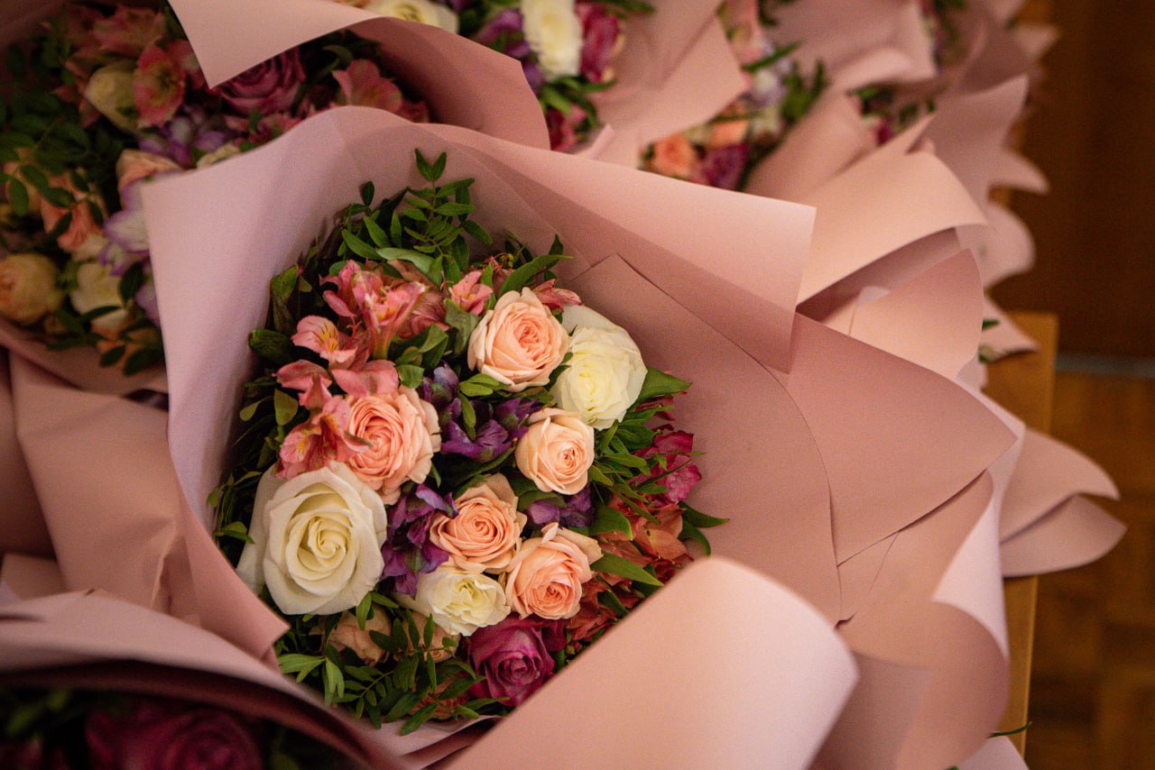 Администрация Курска поздравила женщин с Международным женским днём 