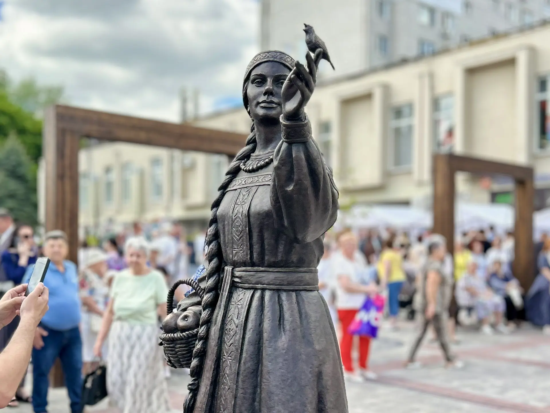 В Курске открыли скульптуру «Куряночка»