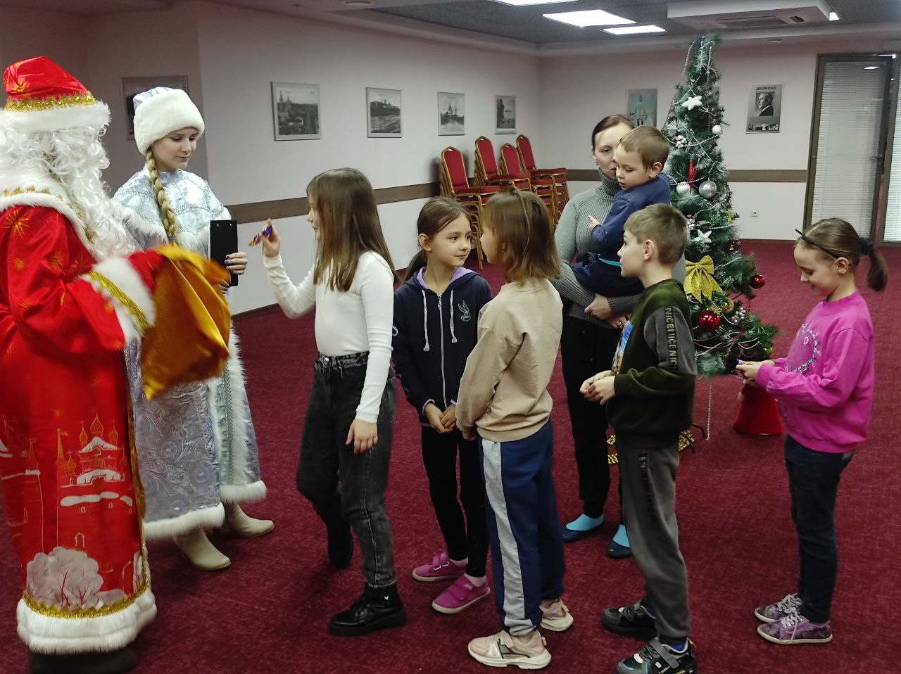 Курские библиотекари подарили детям из ЛДНР новогодний праздник