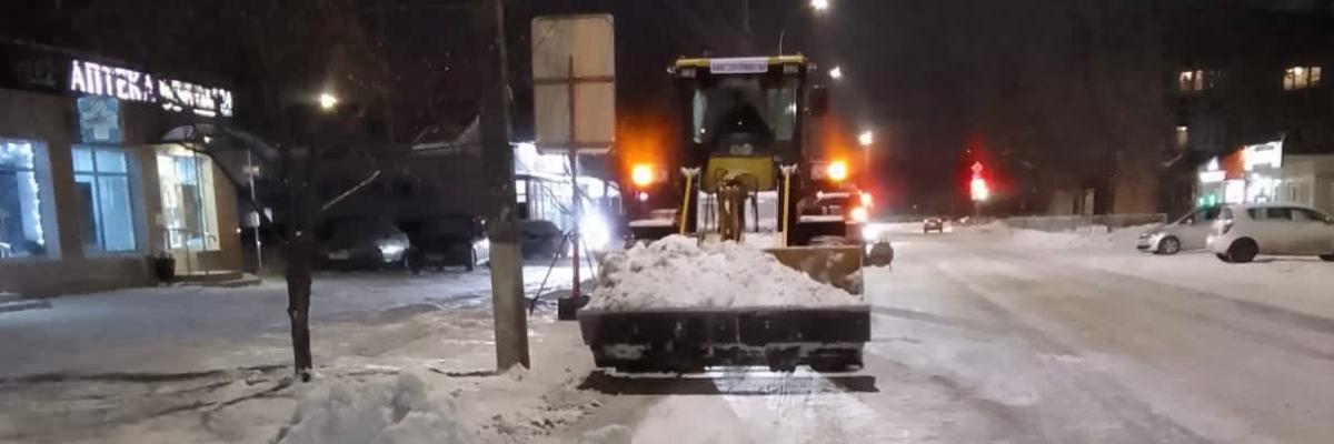 Ночью в Курске убирали снег и обрабатывали дороги 